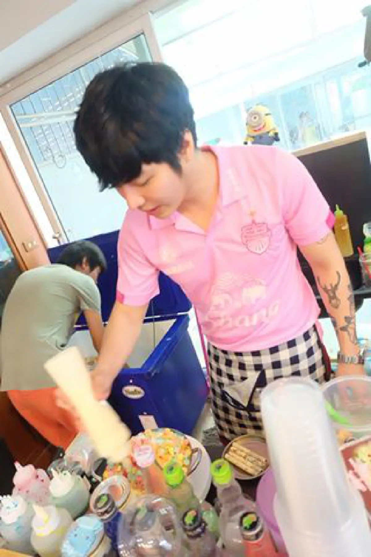 สาวๆหาพิกัด ด่วน!! พ่อค้า "หน้าหล่อ" เจ้าของร้านดัง ใกล้กรุงเทพฯ หิวเมื่อไหร่ก็แวะมา.. รับรองติดใจ!!