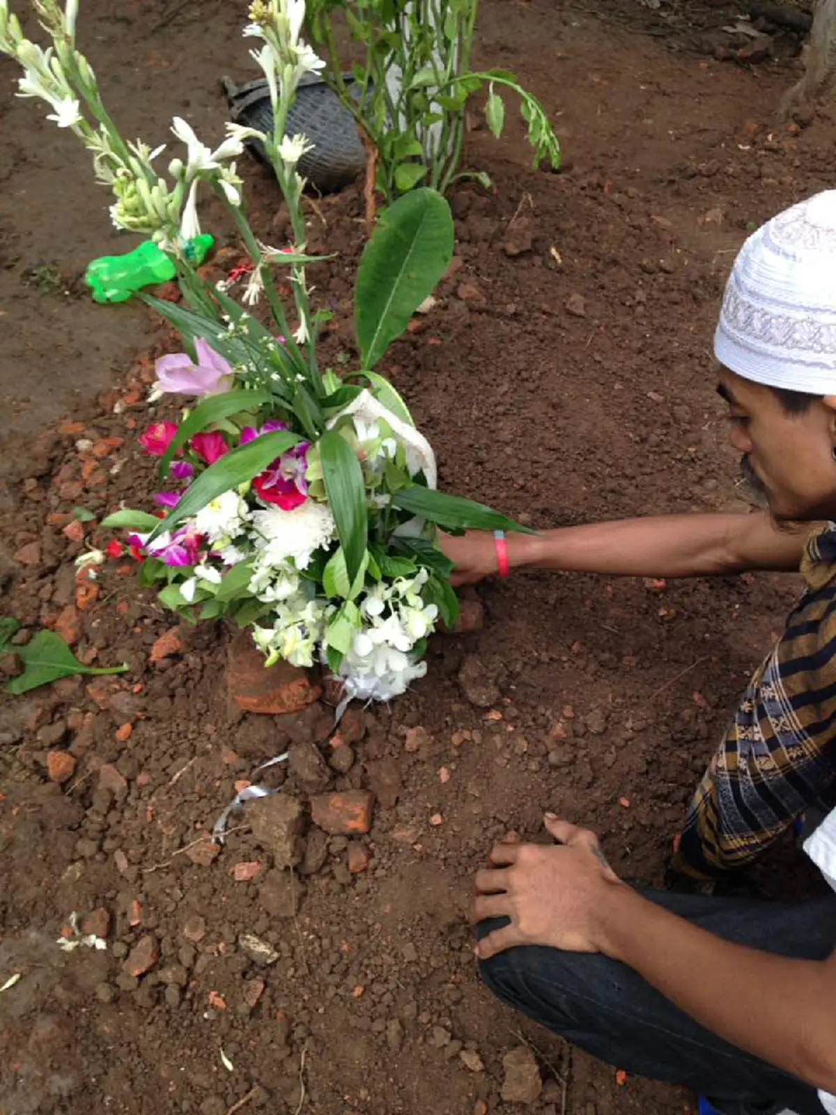 สุดอาลัย...พี่น้องไทย-มุสลิม ร่วมพิธีฝังศพเหยื่อเรือล่ม อยุธยาฯ รวมใจส่งดวงวิญญาณครั้งสุดท้าย