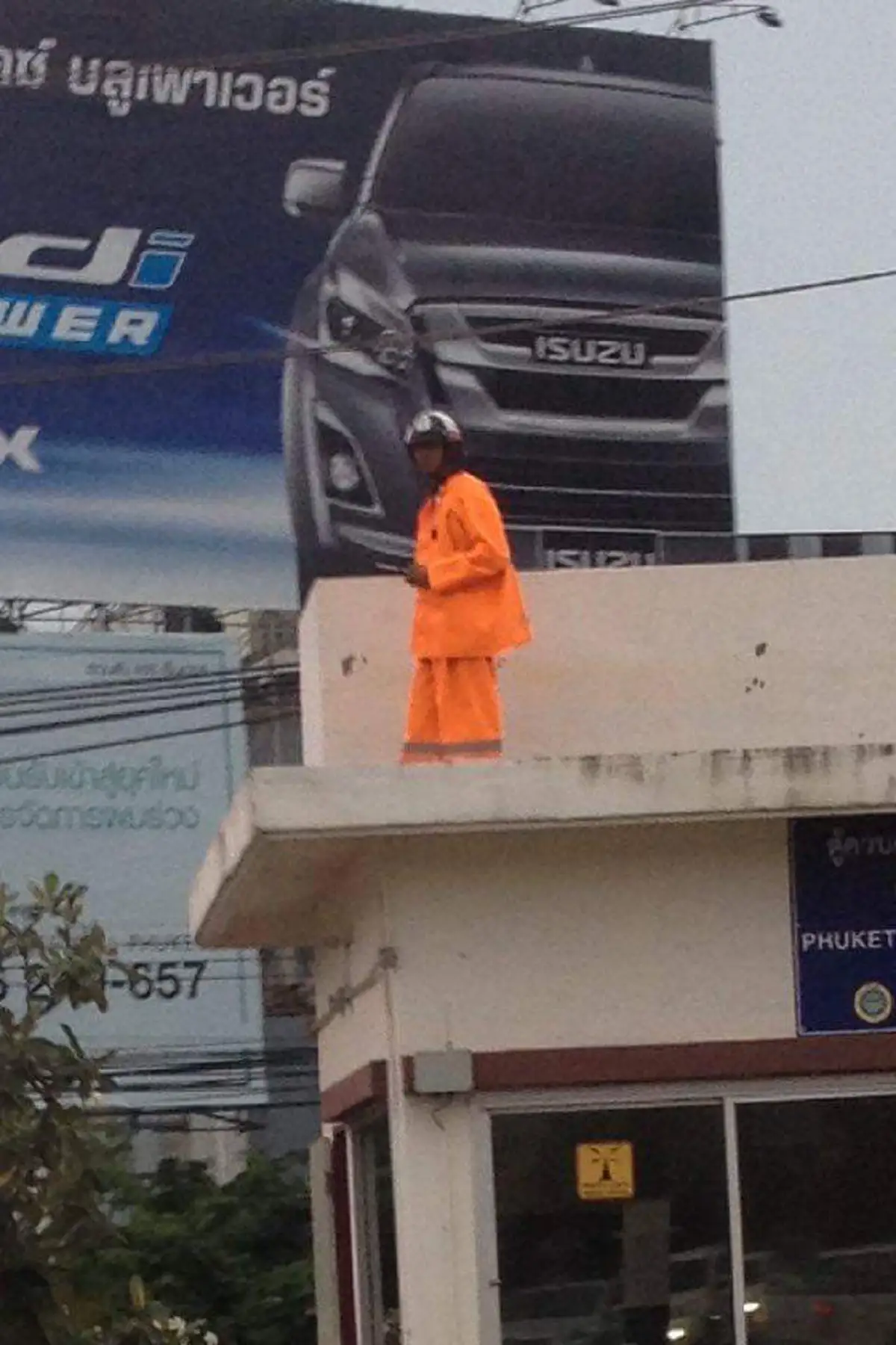 คนดีต้องแชร์!! ชาวเน็ตแห่ชม ตำรวจใจเต็มร้อย ยืนบนหลังคาป้อม คอยดูการจราจร เห็นแล้วอดเป็นห่วงไม่ได้!!