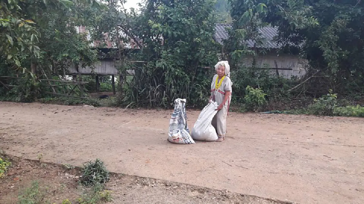 ภาพสุดประทับใจ!! ชาวเน็ตแห่แชร์ เด็กดอย น้ำใจงามช่วยแม่อุ๊ยเฒ่า แบกถุงข้าวสาร ไปส่งบ้าน!!