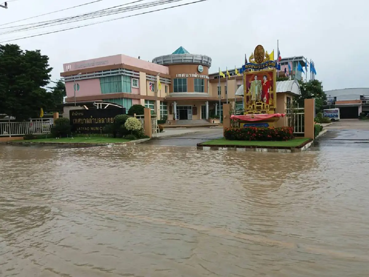 อำเภอลาดยาวจ่อวิกฤติ!! น้ำแม่วงก์ทะลักเข้าท่วมเขตเมือง เทศบาลเร่งสูบน้ำออก ทหารตำรวจชาวบ้านรวมพลังกรอกถุงทราย