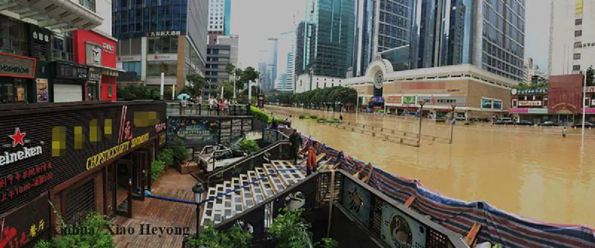 ข้าน้อยขอคารวะ!! ร้านอาหารในจีนสร้างที่กั้นน้ำ เจอพายุ2ระลอกไม่มีแม้แต่สะเทือน ขนาดสร้างด้วยวัสดุแค่นี้???