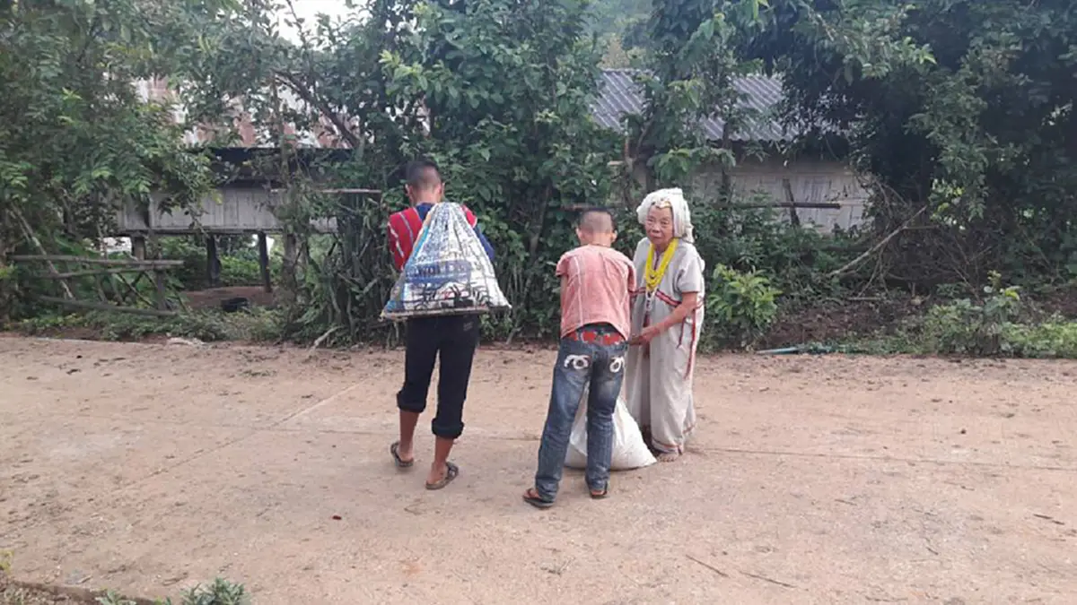 ภาพสุดประทับใจ!! ชาวเน็ตแห่แชร์ เด็กดอย น้ำใจงามช่วยแม่อุ๊ยเฒ่า แบกถุงข้าวสาร ไปส่งบ้าน!!