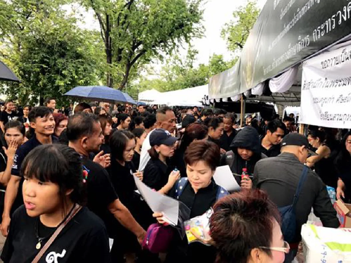 คิดแค่ว่าอยากแจกรูปเทพให้คนนำไปบูชา น้ำใจจิตอาสา พระบรมฉายาลักษณ์ กว่า2หมื่นภาพไม่พอแจก ของมีค่าทางใจในวันแห่งประวัติศาสตร์ 