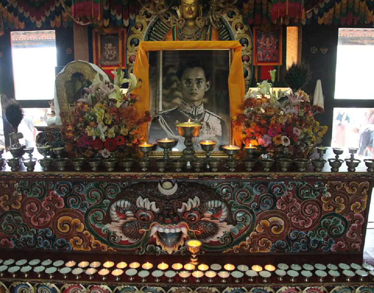 ชาวภูฏานร่วมจุดเทียนแสดงความอาลัย แด่ พระบาทสมเด็จพระเจ้าอยู่หัวในพระบรมโกศ