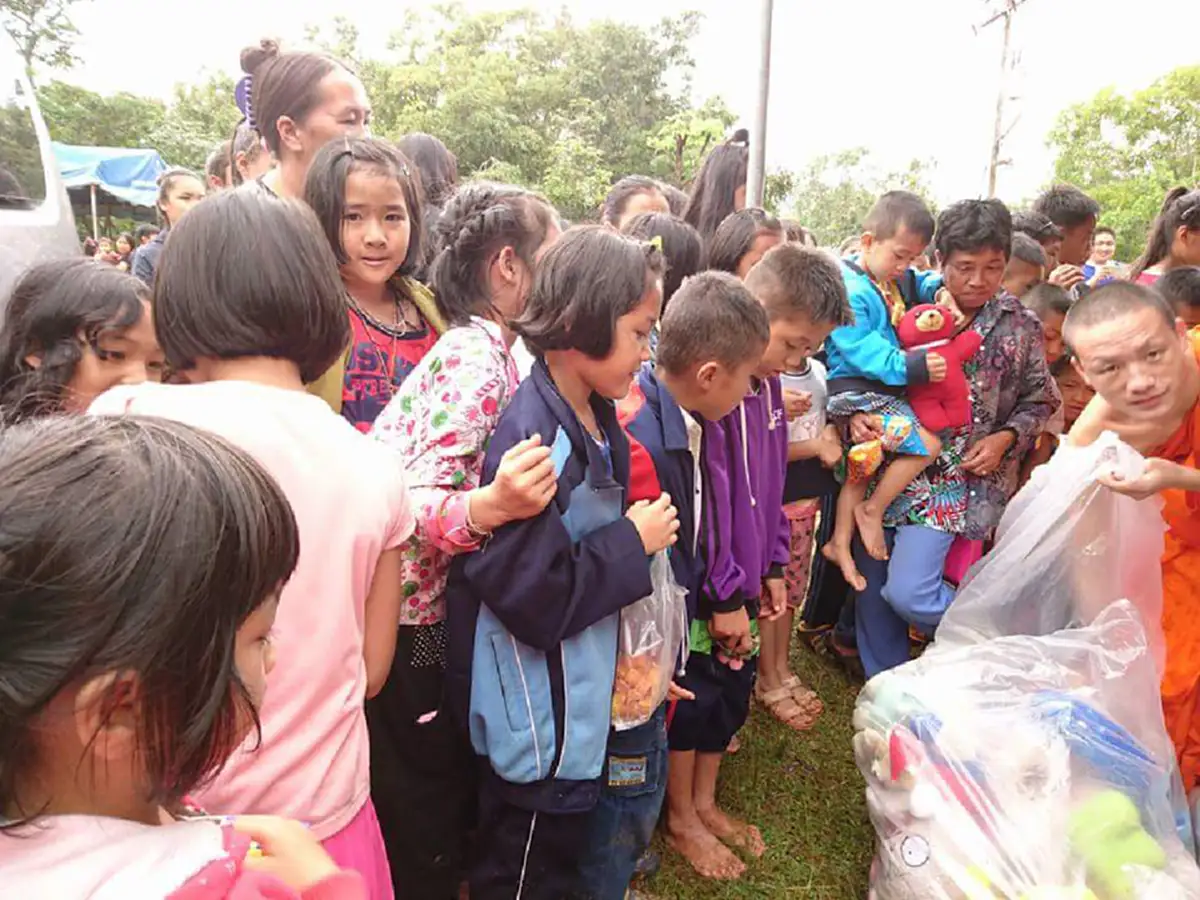 ร่วมพลังบุญ!! ของเล่นตุ๊กตา เก่าของพี่ ใหม่สำหรับน้อง พระสงฆ์บนดอย ชวนผู้ใหญ่ใจดี ทำบุญ มอบสิ่งของเพื่อเด็กชาวเขาที่ยากไร้