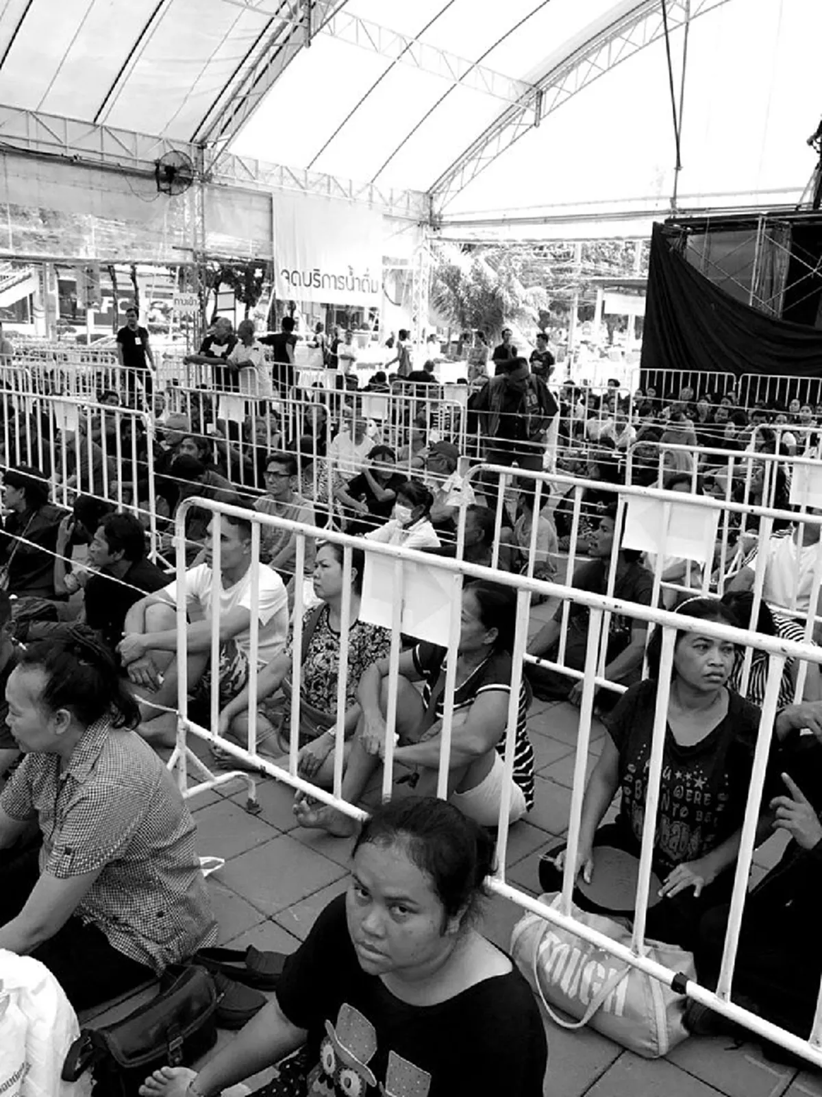 โลตัสแทบแตก!!! ประชาชนทุกสารทิศแห่รับเสื้อดำแจกฟรี!! โลตัส 9 สาขาในกทม. พร้อมแจกต่อ โลตัสตจว. อีก 50,000 ตัว (ชมภาพ)