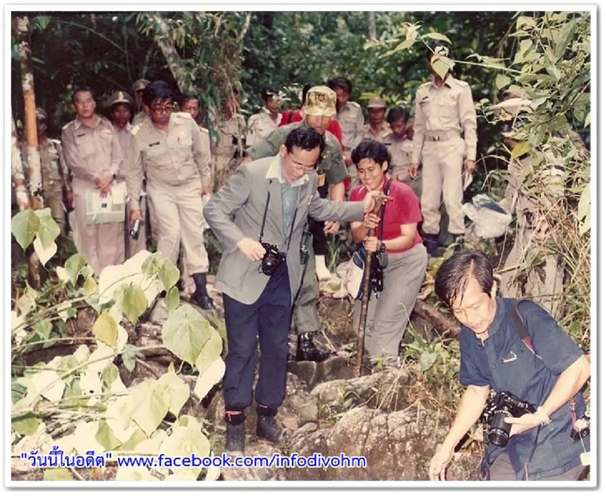 ชมภาพ"วันนี้ในอดีต" เมื่อ ๓๑ ปีก่อน ในหลวงเสด็จเยี่ยมราษฎรในจังหวัดนราธิวาสพร้อมสมเด็จพระบรมฯและสมเด็จพระเทพฯ 