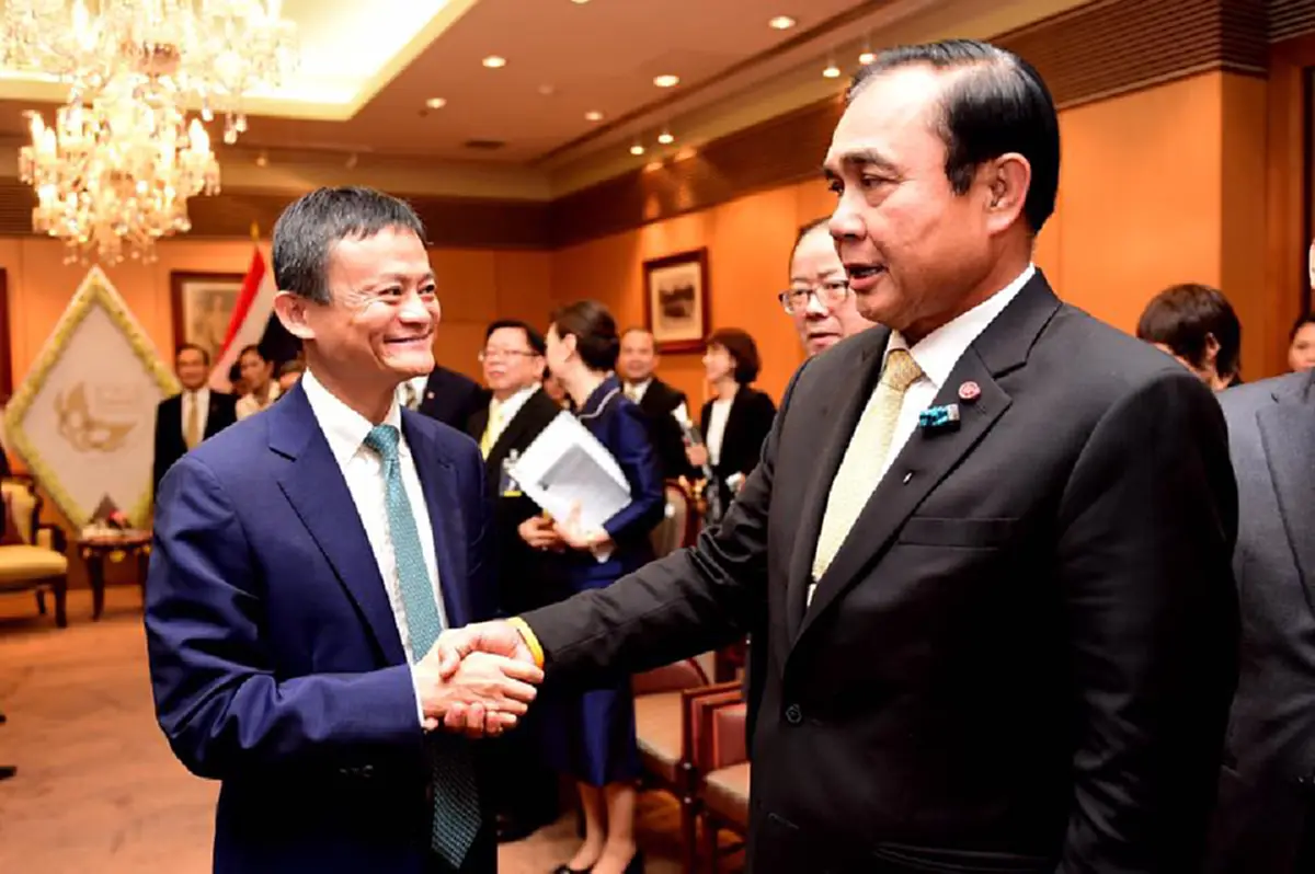 ไม่ธรรมดาเลยข่าวนี้ !!! เปิดปูมชีวิต "แจ็ค หม่า" คนที่กว่าจะก้าวเป็นอภิมหาเศรษฐีโลก  วันนี้หลุดปากชม "บิ๊กตู่" เป็นนายกฯที่ตั้งใจจริงนำเปลี่ยนแปลงปท.ให้ดีขึ้น!!?!!
