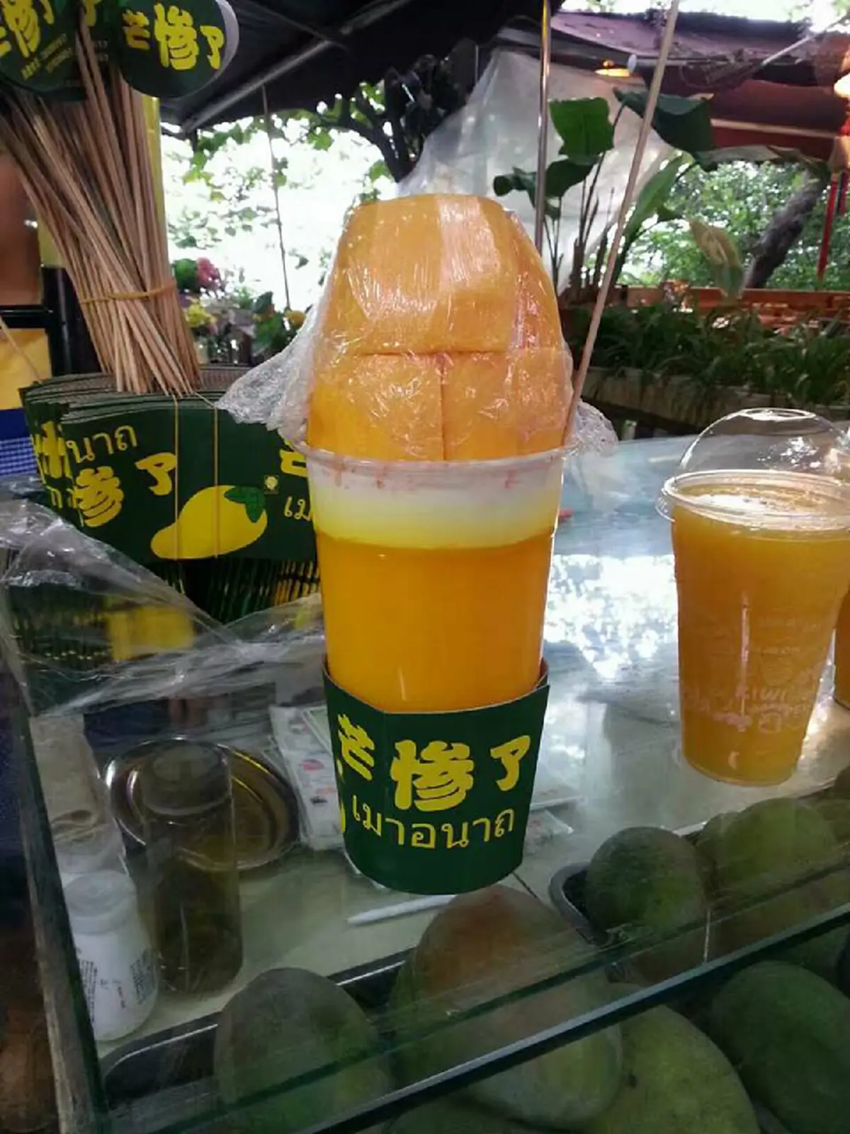 ปู่เกิ้ลทำพิษ!!! ร้านมะม่วงปั่นในจีนทำชื่อเป็นภาษาไทย แต่ภาษาสะกดออกมาเป็นแบบนี้  ใครเห็นใครก็งงทำไมก็อปปี้ผิดพลาดหนักจริงๆ ??