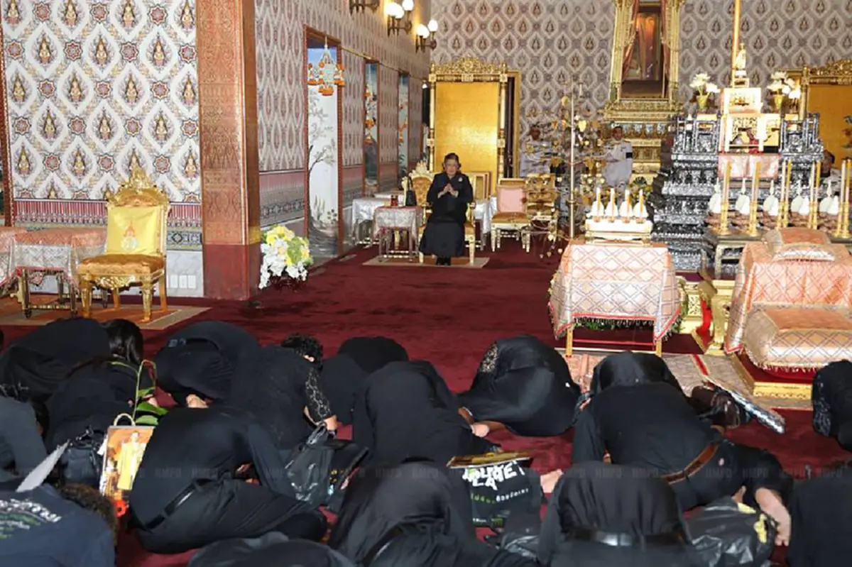 "สมเด็จพระเทพรัตนราชสุดาฯ"  ทรงพระกรุณาโปรดเกล้าโปรดกระหม่อมให้ประชาชน เข้าเฝ้าระหว่างเข้ากราบถวายสักการะพระบรมศพ