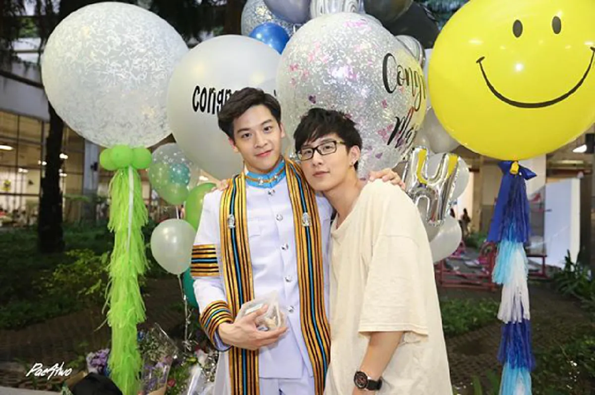 สวยสตรองสุดๆ!! ปันปัน โผล่เซอร์ไพรส์ มาร์ช หอบลูกโป่งยินดีในงานรับปริญญา หวานขนาดนี้ทำแฟนคลับลุ้นรีเทิร์นรักซะเลย