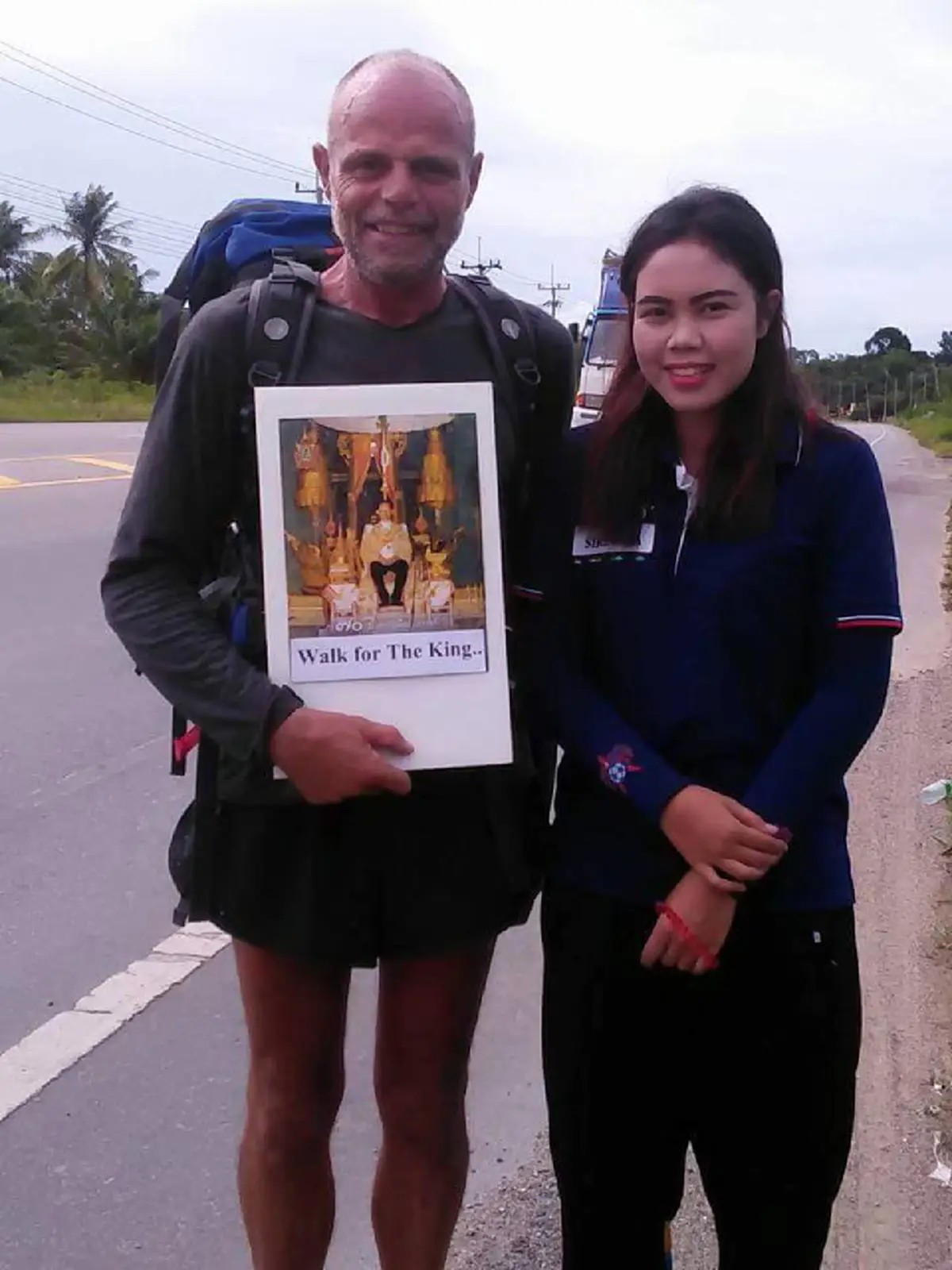 นับถือหัวใจ!! "ฝรั่งชาวออสเตรเลีย" เดินเท้าจากเกาะสมุย พร้อมพระบรมฉายาลักษณ์ เข้ากรุงเพื่อถวายความอาลัย พ่อหลวง ร.๙ 