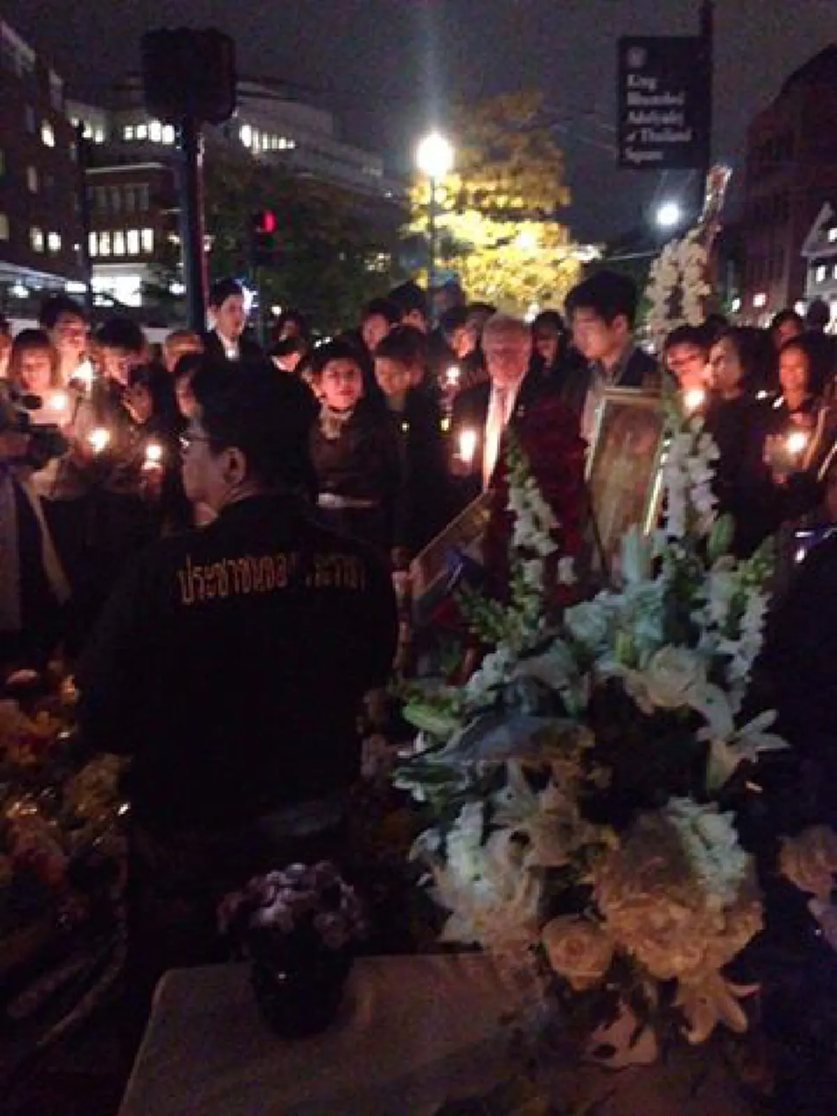 จตุรัสภูมิพลอดุลยเดช ที่สหรัฐ พสกนิกรชาวไทยร่วมถวายความอาลัย พระเจ้าอยู่หัวในพระบรมโกศ