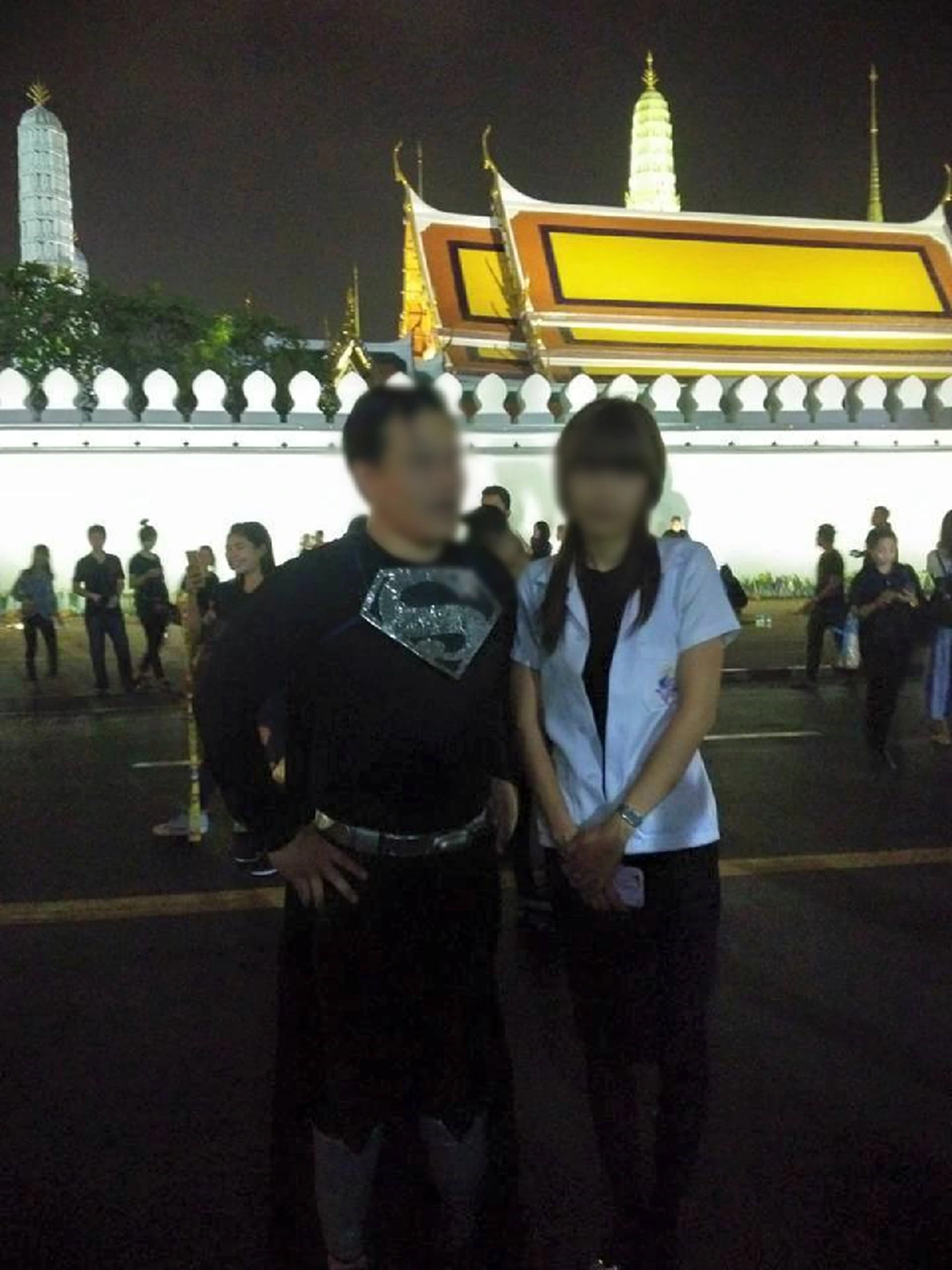 เหมาะสมหรือเปล่า!! ดราม่าเดือด หนุ่มแต่งชุดซุปเปอร์ฮีโร่ ยืนให้ปชช.ถ่ายรูป ชาวเน็ตถามมี "กาลเทศะ"ไหม?
