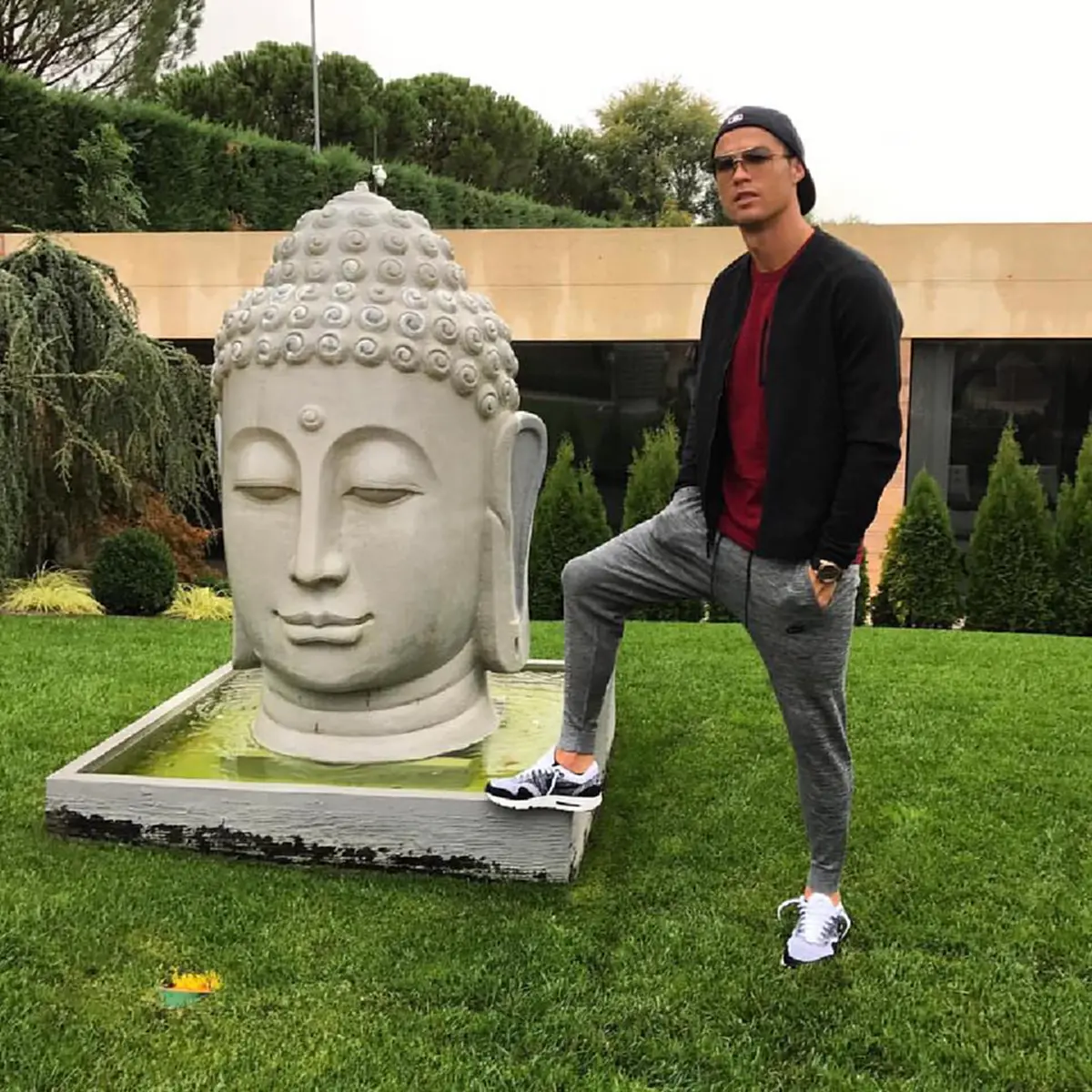 เชรดโด้!!! CR7 แอ็คท่าถ่ายรูปบนฐานเศียรพระพุทธรูป ชาวเน็ตรุมวิจารณ์หยามพระพุทธศาสนา (ชมภาพ)