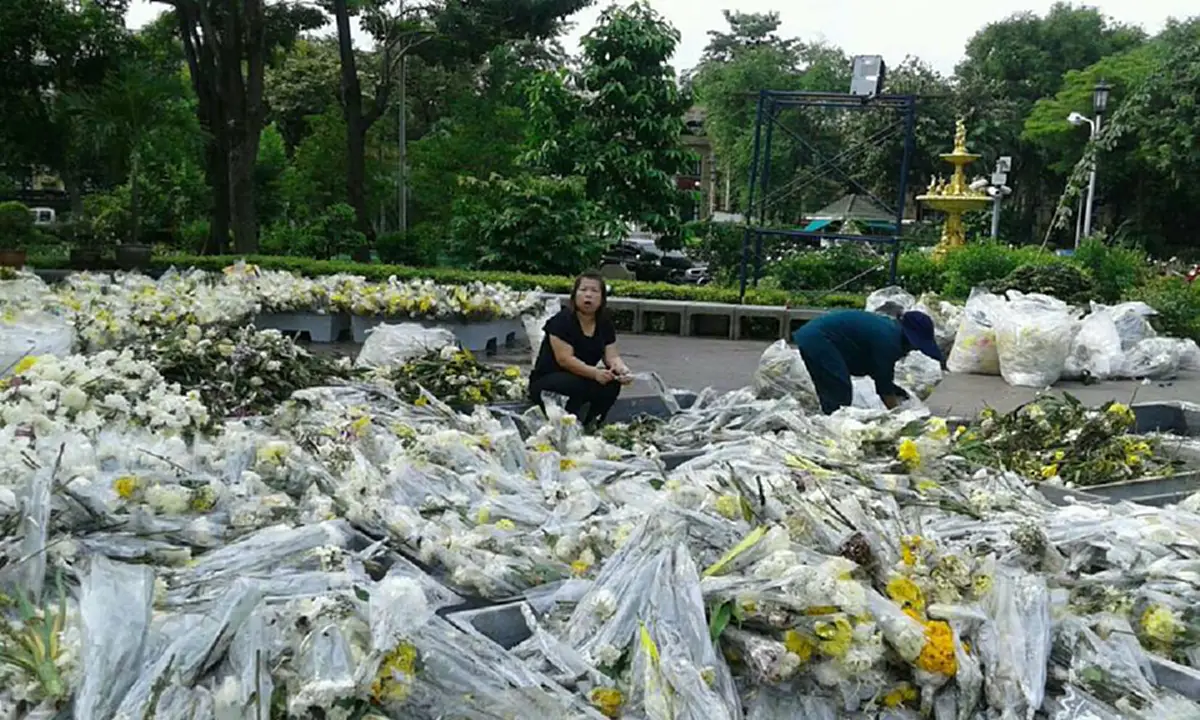 บุหงาจากดอกไม้ถวายพ่อ!! จิตอาสานำดอกไม้ที่ประชาชนแสดงอาลัยทำ บุหงา แจกที่ระลึก น้อมนำเศรษฐกิจพอเพียงใช้สิ่งของที่มีเกิดประโยชน์สูงสุด