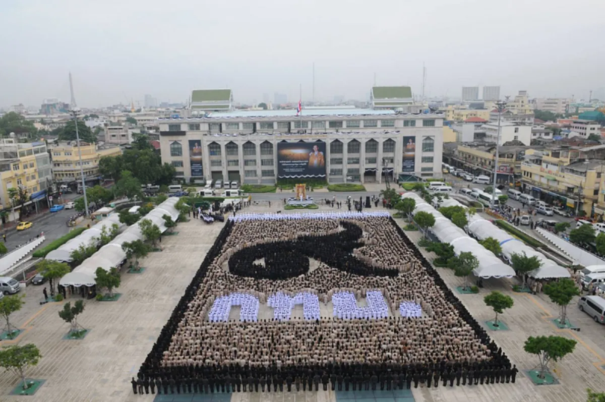 ผู้ว่ากทม.นำทัพ!! พร้อมทีมงานกว่า 6,000 กว่าคน!!! รวมพลังแปรอักษร รัชกาลที่ 9 แสดงความอาลัย พ่อหลวง(ชมภาพ)