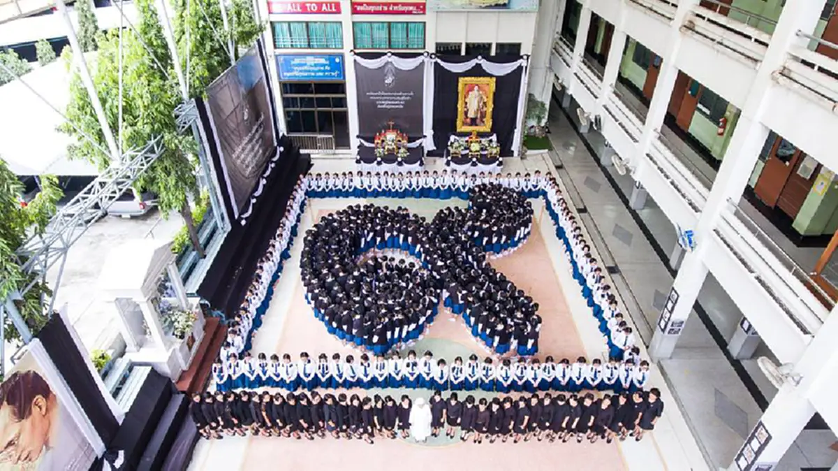 พร้อมเพรียง อย่างงดงาม  รร.อัสสัมชัญคอนแวนต์ ร่วมกราบพระบรมฉายาลักษณ์-แปรอักษร ถวายความอาลัยในหลวง ร.9 (ภาพ+รายละเอียด)