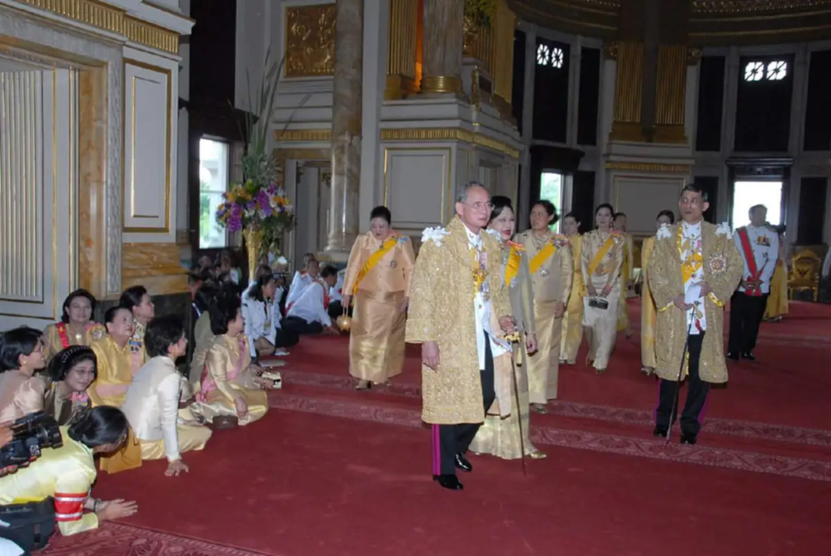 ซาบซึ้งน้ำตาปริ่ม!!! ภาพสุดประทับใจในวันเสด็จออกสีหบัญชร 2 ล้นเกล้าฯคือต้นแบบรักที่ควรค่าเก็บบันทึก