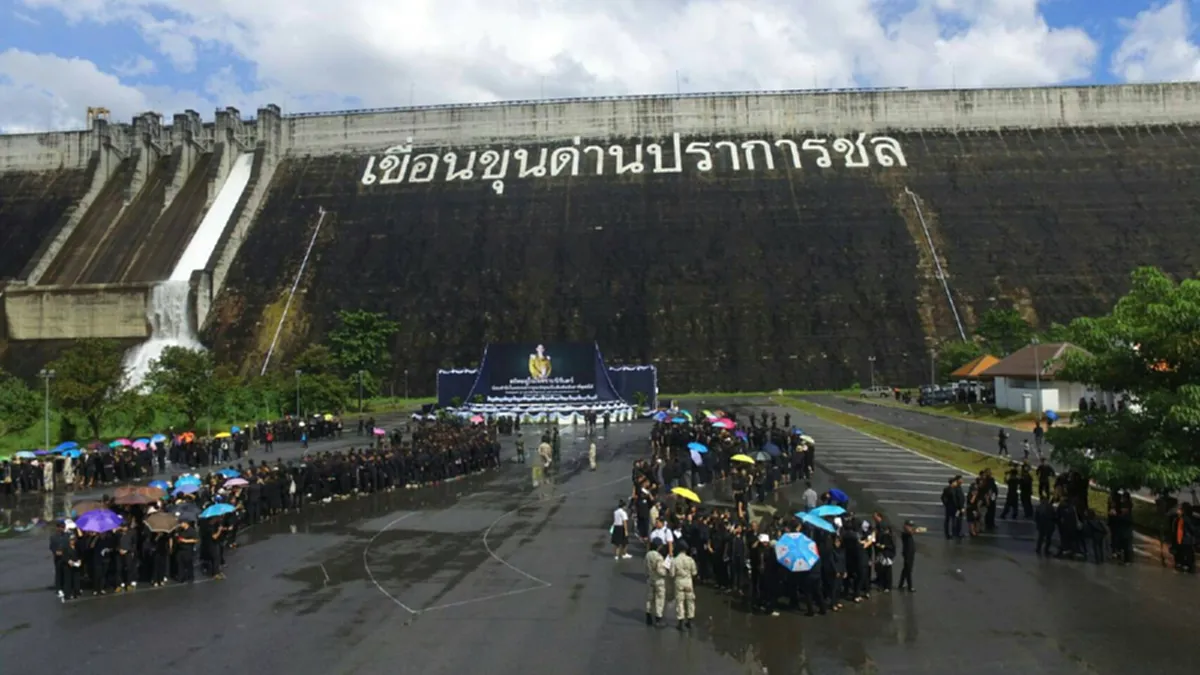 สุดยิ่งใหญ่!! พ่อเมืองนครนายก นำทีม ข้าราชการ-ประชาชนกว่า 5พันคน พร้อมใจแปรอักษร ถวายแด่ในหลวงร.9 (มีภาพ)