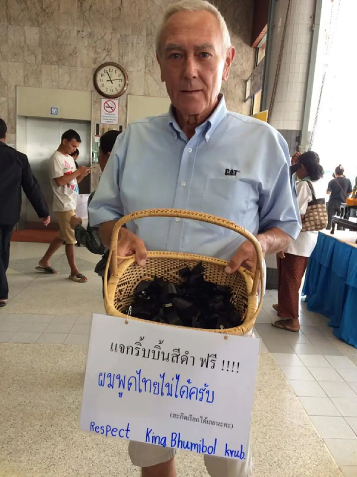 โซเชียลแชร์กระหน่ำ "ชาวต่างชาติ" เดินถือตะกร้าพร้อมติดป้าย แจกริบบิ้นดำฟรี ผมพูดไทยไม่ได้ครับ (มีภาพ)