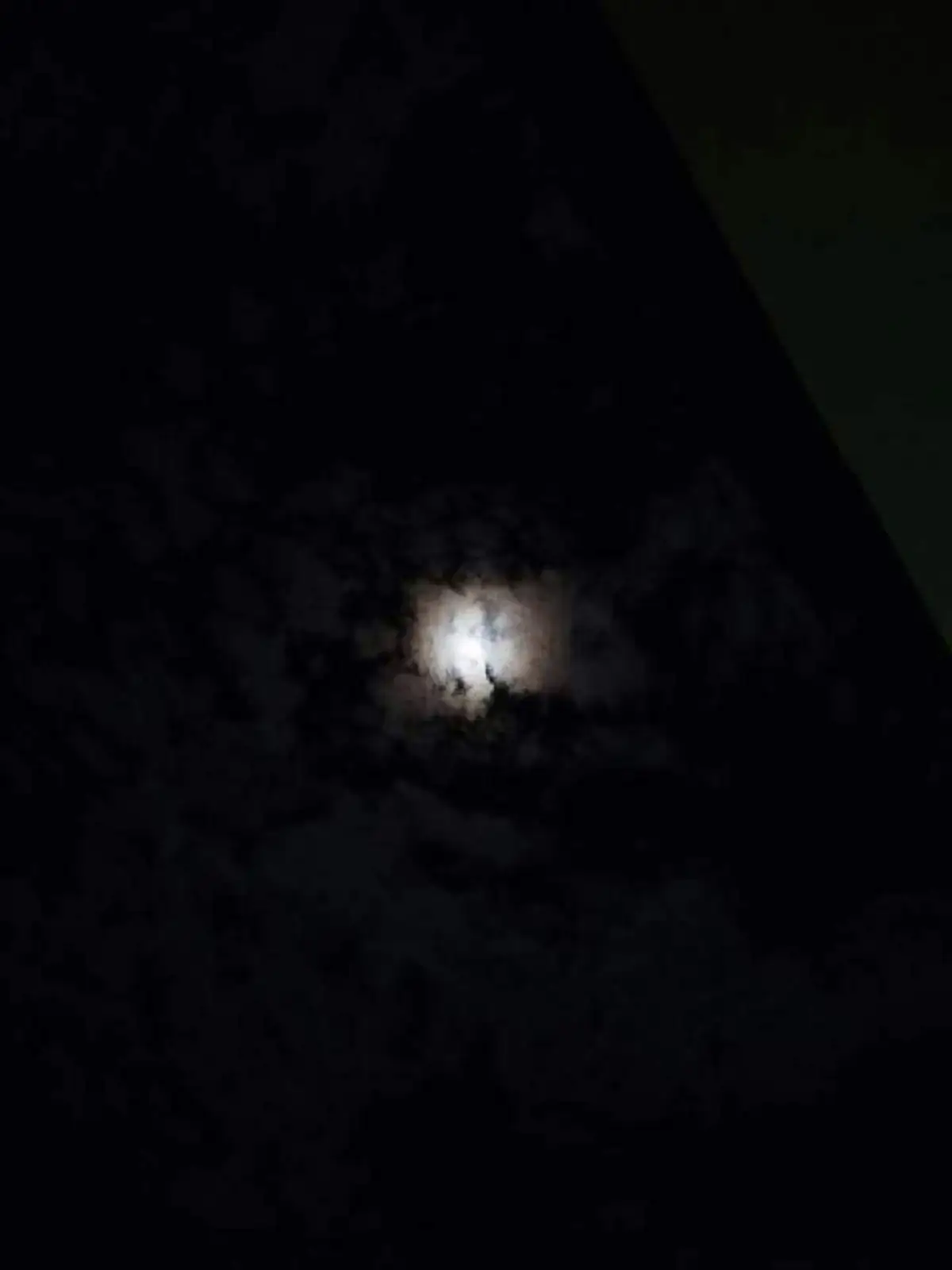 ครบ 100 วัน ประมวลเหตุอัศจรรย์ ฟ้าเปิดทาง! รับเสด็จฯดวงพระวิญญาณสู่สวรรคาลัย พระโพธิสัตว์ของชาวไทยเสวยพระบรมสุขในทิพยสถาน  