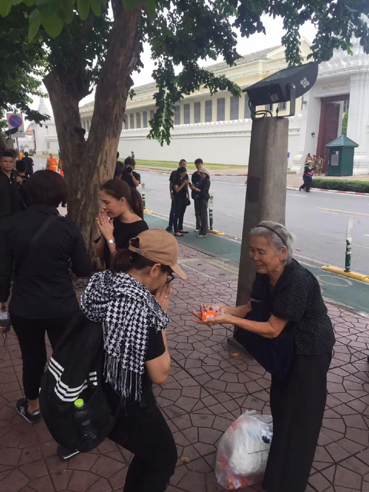 กราบหัวใจคุณยาย!! สาวโพสต์สุดตื้นตัน "คุณยาย" ทำดีถวายพ่อหลวง นั่งรถเมล์มาคนเดียว เพื่อแจกลูกอม ยาหม่อง!!(ชมคลิป)