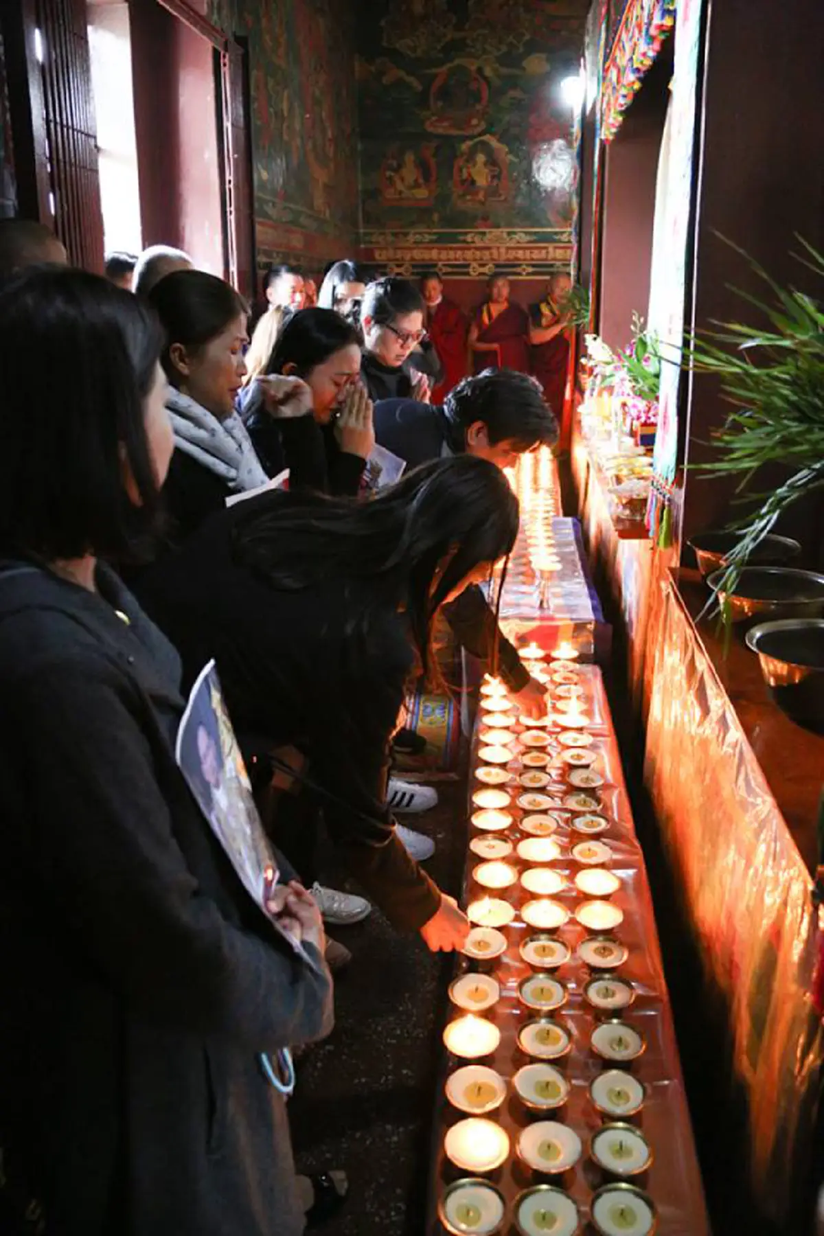 ทรงเป็นที่รักของคนทั้งโลก  ประชาชนทั่ว ประเทศภูฏาน  ...ร่วมแสดงความอาลัยถวายแด่ พระเจ้าอยู่หัวในพระบรมโกศ