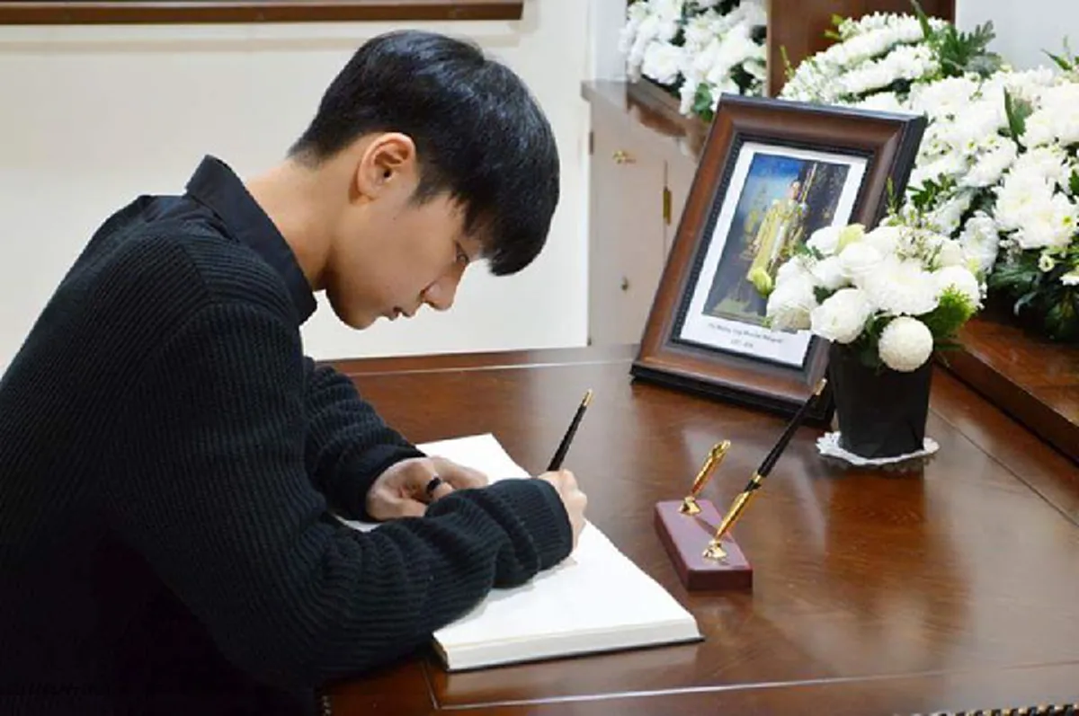 ถึงตัวไกลแต่ใจเป็นหนึ่งเดียว...ศิลปินไทยในแดนโสม เดินทางร่วมลงนามถวายความอาลัย"พระบาทสมเด็จพระเจ้าอยู่หัวในพระบรมโกศ" ยังสถานทูตกรุงโซล ท่ามกลางความเศร้าสลด