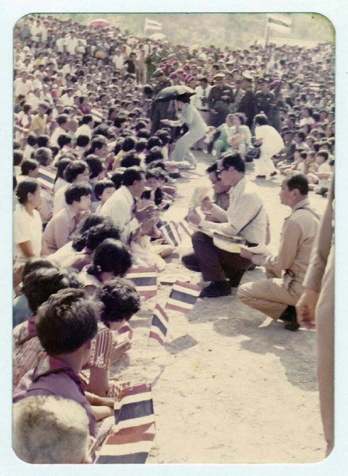 ชมชุดภาพหายาก พระบาทสมเด็จพระเจ้าอยู่หัวภูมิพลอดุลยเดช ครั้งเสด็จพระราชดำเนินยัง อำเภอชัยบาดาล จังหวัดลพบุรี ปี2520