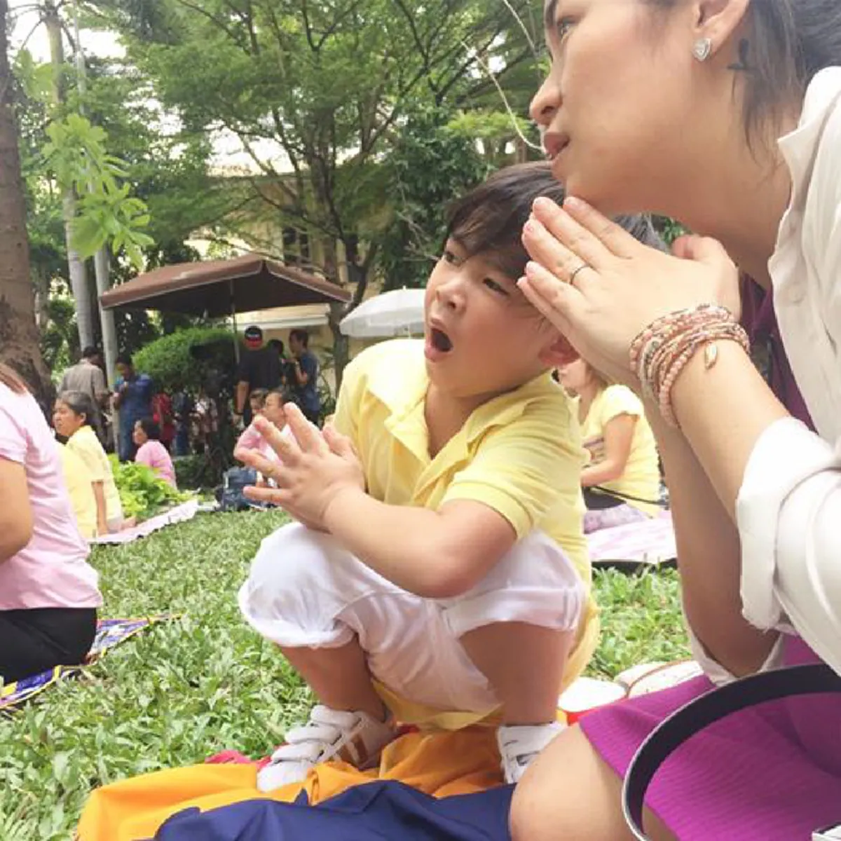 "จูน กษมา" ภรรยา "เปิ้ล นาคร" พาน้องออก้า ลูกชาย ร่วมสวดมนต์ถวายในหลวง ขอคนไทยร่วมใจเป็นหนึ่งเดียว!!!
