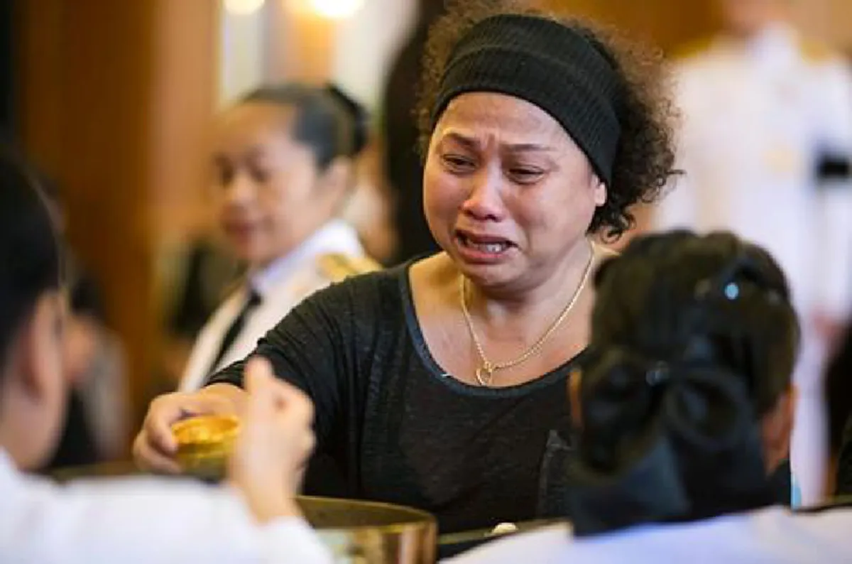 พสกนิกรชาวไทยทั่วทุกสารทิศ เดินทางไปถวายน้ำสรงพระบรมศพ เพื่อน้อมเกล้าส่งเสด็จสู่สวรรคาลัย (ภาพ+รายละเอียด) 