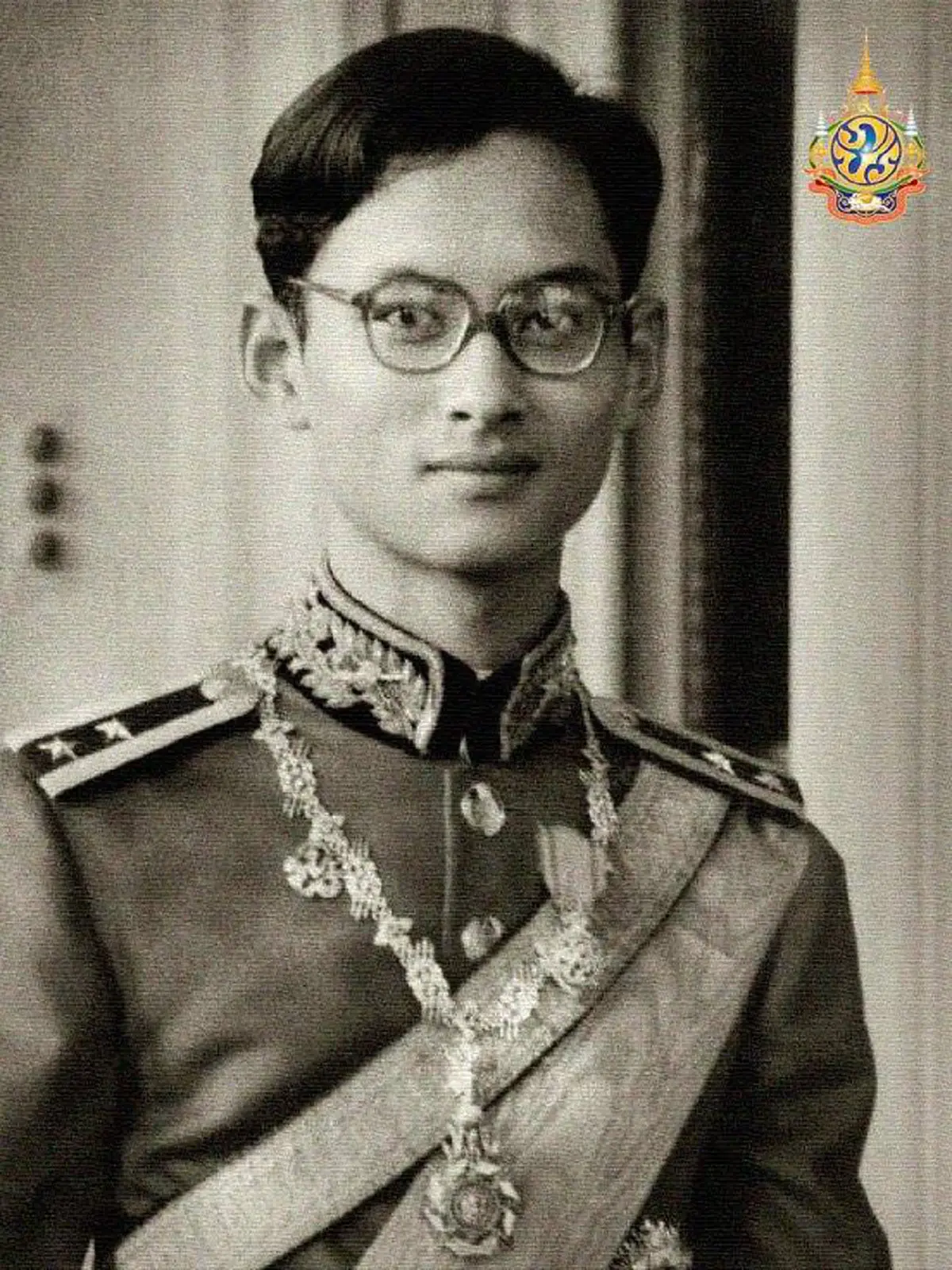 ปีติหาที่สุดไม่ได้ !!! ย้อนชมพระบรมฉายาลักษณ์ในหลวง ปลื้มปริ่มรอยยิ้มของพระองค์ บอกเลยเป็นหนึ่งชุดภาพมงคลหาดูได้ยากมากๆ (มีภาพ)