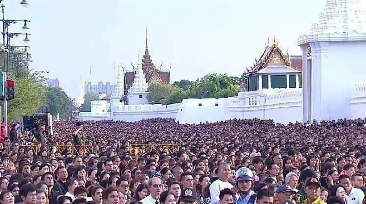 เมื่อเมืองไทยหัวเราะทั้งน้ำตา		