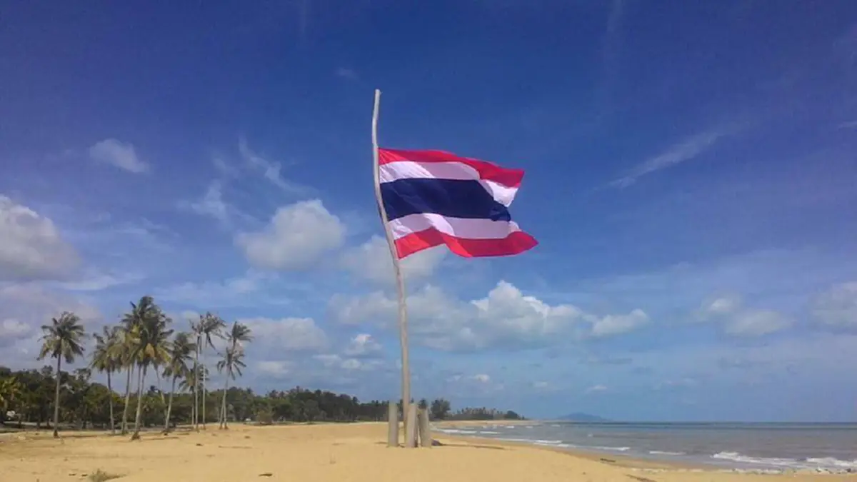 ชาวนราธิวาส ร่วมอาลัยพระบาทสมเด็จพระเจ้าอยู่หัวในพระบรมโกศ ด้วยการลดธงครึ่งเสาไว้อาลัยการสวรรคต ๖