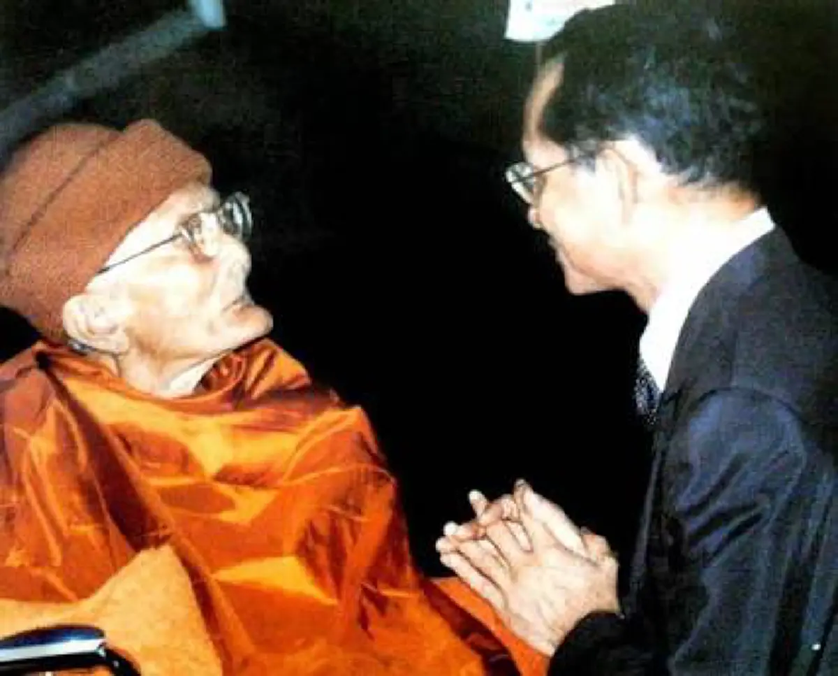 ในหลวงในดวงใจพระอริยะ เรียงร้อยถ้อยคำ...จากวงศ์พระอริยะถึงพระบาทสมเด็จพระเจ้าอยู่หัวในพระบรมโกศ