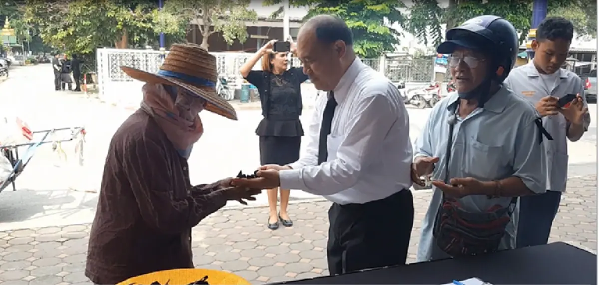 สั้นๆ แต่มาจากหัวใจ!!! หญิงพิการพูดไม่ได้ขอกระดาษขณะเข้าแถวรอรับริบบิ้น ก่อนบรรจงเขียนข้อความถึง "องค์พ่อหลวง" ทั้งน้ำตา