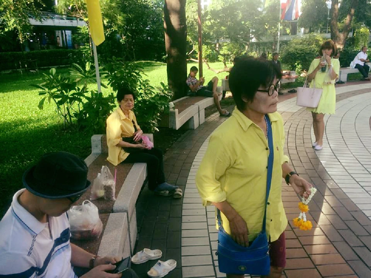 พสกนิกรเฝ้ารอฟังพระอาการในหลวง หน้าศาลาศิริราช 100 ปี