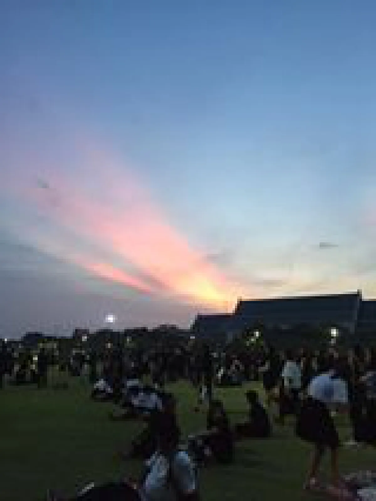อัศจรรย์วันส่งเสด็จฯ ลำแสงสีทอง ส้ม ทอประกายงาม พาดผ่านจากพระราชวัง มาทางวัดพระแก้ว ชาวฝั่งธนเห็นกันถ้วนหน้า