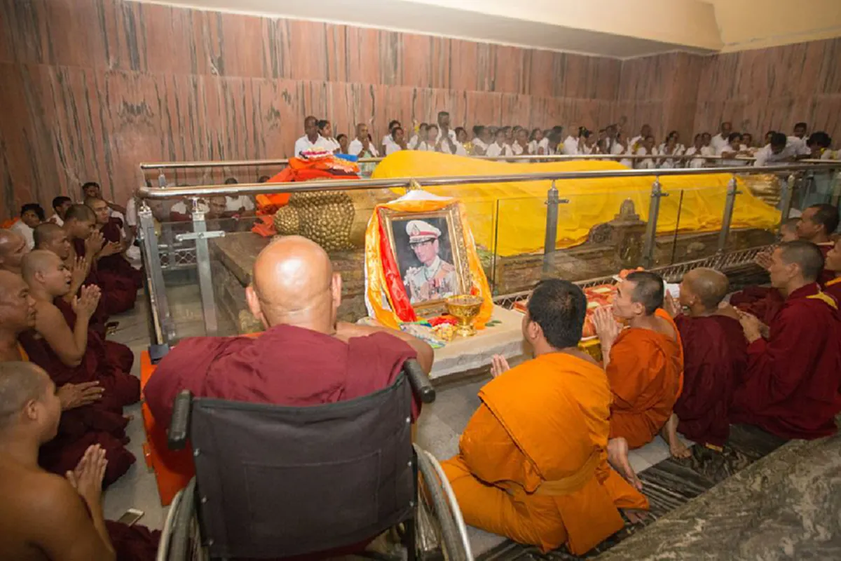 พระในอินเดีย น้อมรำลึก ร่วมกันสวดบำเพ็ญเพื่อถวายพระราชกุศลแด่ พระบาทสมเด็จพระเจ้าอยู่หัว ในพระบรมโกศ (ชมภาพ)