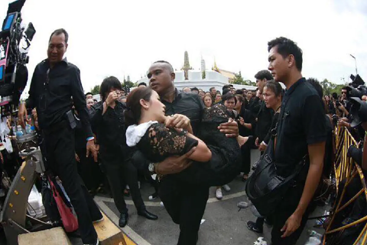 "รัศมีแข ฟ้าเกื้อล้น" ช่วยอุ้มคนเป็นลม ระหว่างร้องเพลงสรรเสริญพระบารมี เจ้าตัวบอกไม่เสียดายที่ต้องหยุดร้อง เพราะชีวิตคนสำคัญกว่า 