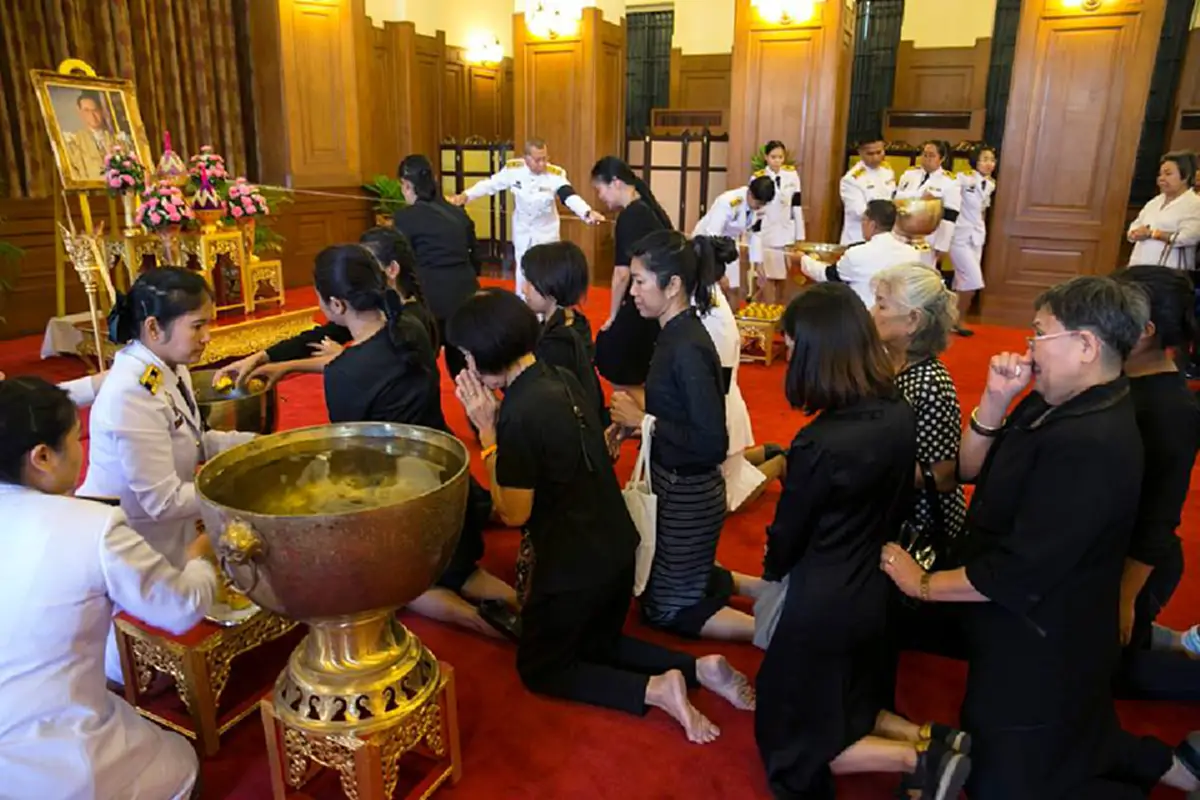 พสกนิกรชาวไทยทั่วทุกสารทิศ เดินทางไปถวายน้ำสรงพระบรมศพ เพื่อน้อมเกล้าส่งเสด็จสู่สวรรคาลัย (ภาพ+รายละเอียด) 