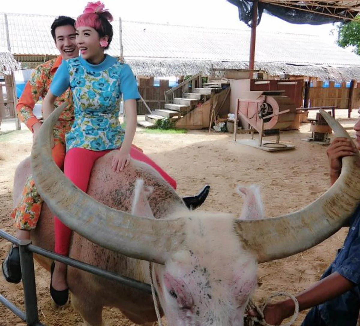"เฟี้ยวฟ้าว" เดินหน้าตามรอย "ปอ ทฤษฎี" ให้ที่ชาวนาปลูกข้าวฟรี-เปิดโรงงานรับซื้อข้าว ใช้ชีวิตอย่างพอเพียง!!