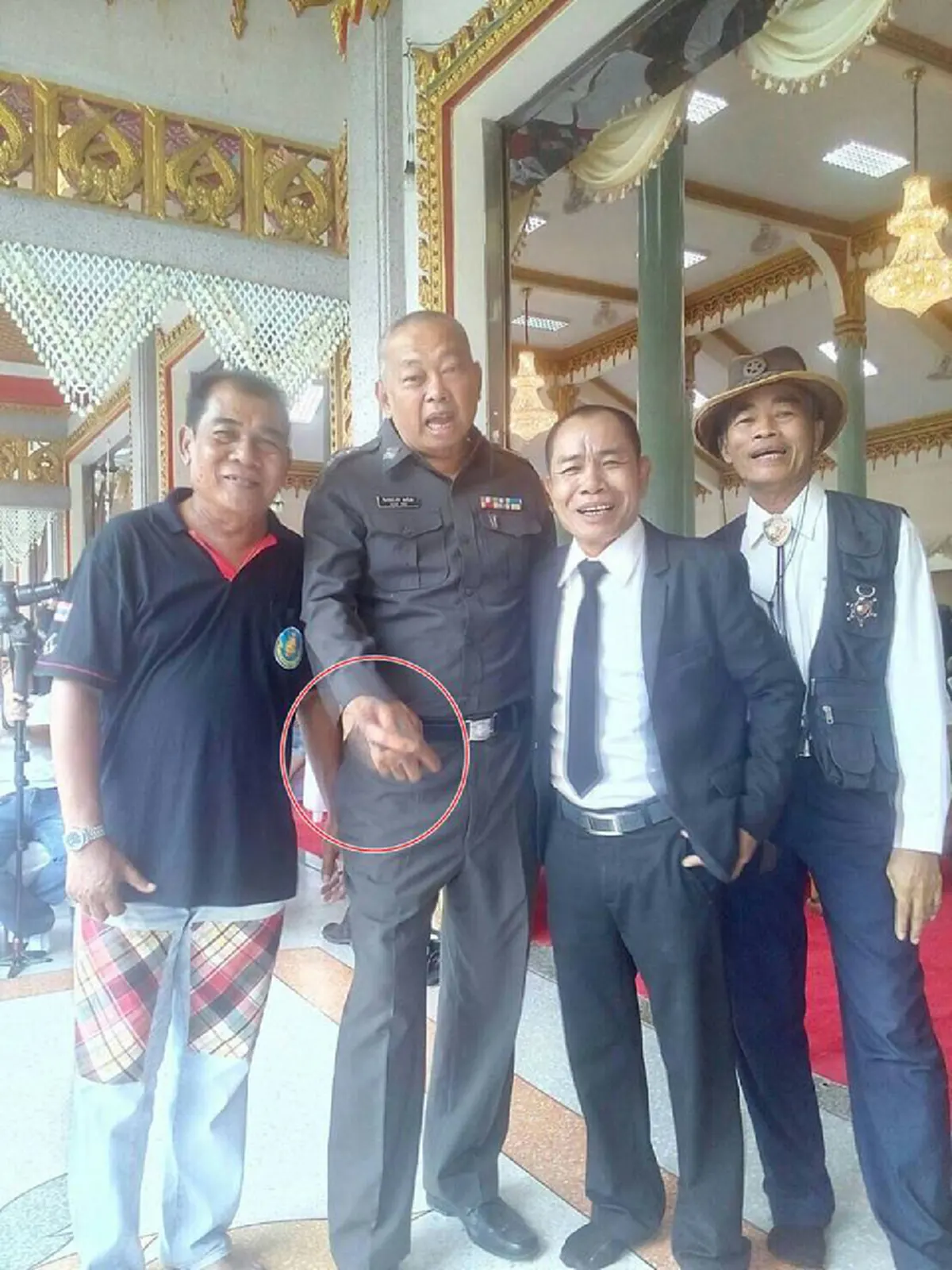 ขนลุก!! ภาพถ่ายติดมือปริศนา งานศพ "ดอน จมูกบาน" เพื่อนเผยจำได้เป็นมือดอน (มีภาพ)