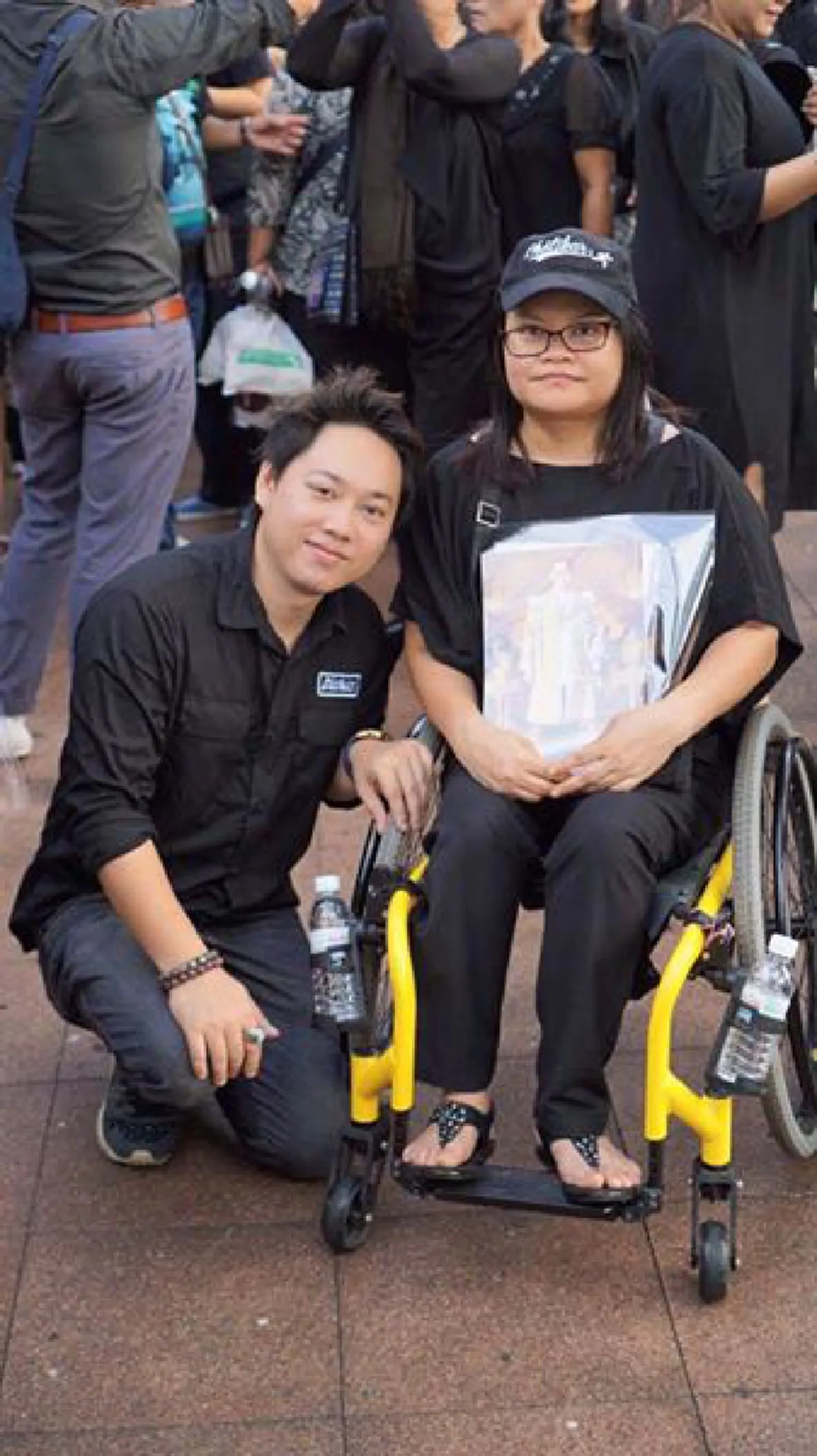 22ตค.59 วินาทีประวัติศาสตร์ อาลัยอย่างสุดซึ้งจากก้นบึ้งหัวใจพสกนิกร ร่วมใจเปล่งเสียงกึกก้อง รวมพลังร้องเพลง สรรเสริญพระบารมี 