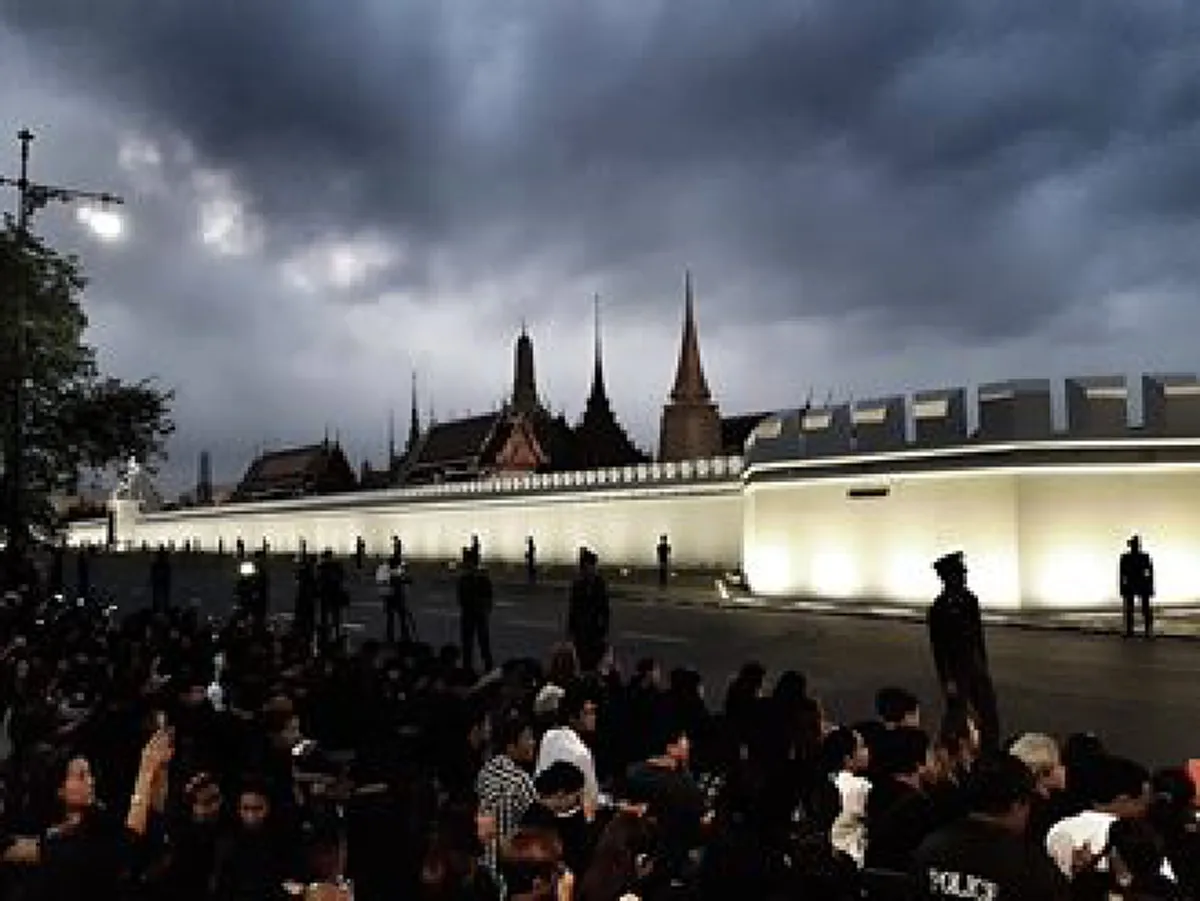 ผู้พิทักษ์สันติราษฎร์!!! โลกออนไลน์เเชร์ภาพตร.ยืนตากฝนทำหน้าที่ช่วยเหลือประชาชน สภาพเนื้อตัวชุ่มฉ่ำยืนยันชัดทุกหัวใจข้าฯแผ่นดินเพื่อพ่อหลวง