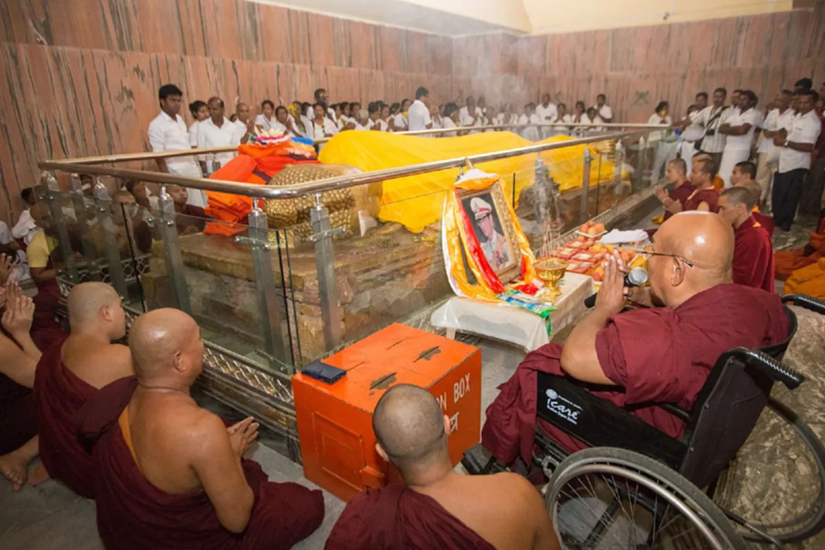 พระในอินเดีย น้อมรำลึก ร่วมกันสวดบำเพ็ญเพื่อถวายพระราชกุศลแด่ พระบาทสมเด็จพระเจ้าอยู่หัว ในพระบรมโกศ (ชมภาพ)