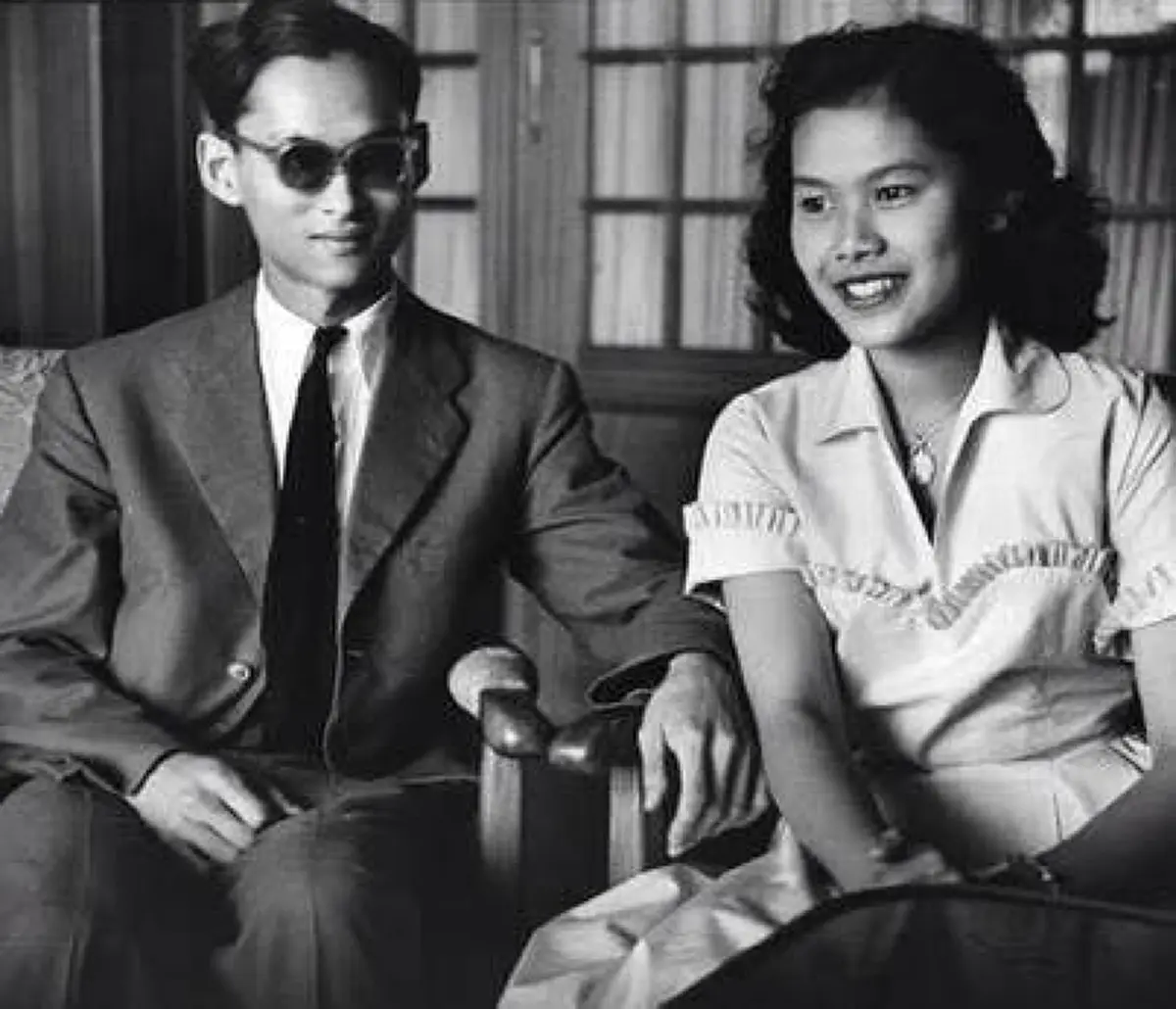 เรื่องราวแห่งความประทับใจ!! วันครบรอบอภิเษกสมรส "ในหลวง ร.9-สมเด็จพระนางเจ้าสิริกิติ์ฯ" ชมครั้งใดยังคงเป็นความรักอันงดงาม...ผ่านบทเพลง "เหมือนเคย"