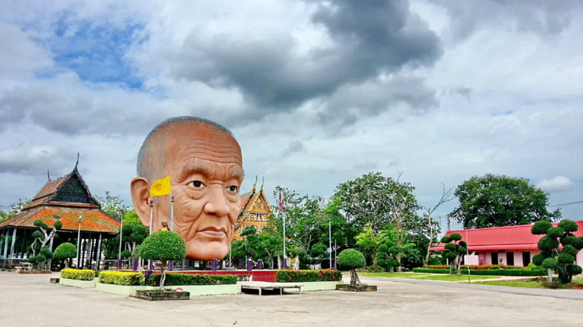 ชาวพุทธวิจารณ์ยับ!! หลังวัดดังฉะเชิงเทรา ตั้งเศียรหลวงปู่ทวดกลางลานวัด รอเรี่ยไรเงินสร้างให้เสร็จ